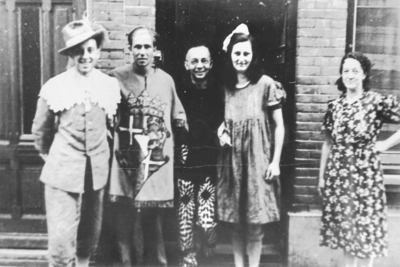 879128 Afbeelding van leden van de familie Agterberg in de Willemstraat in Wijk C te Utrecht, waarvan er drie verkleed ...